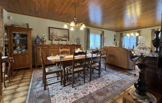 <p><span>Welkom in deze prachtige en ruime woning in Avelgem, waar comfort en functionaliteit hand in hand gaan.</span><span><br />Met een bewoonbare oppervlakte van maar liefst </span><span>346 m²</span><span> op een royaal perceel van </span><span>1.406 m²</span><span>, biedt deze woning alles wat een gezin of iemand die van ruimte houdt zich kan wensen.</span></p><p><span>Bij het binnenkomen valt meteen de </span><span>gezellige leefruimte</span><span> op. De lichtrijke </span><span>woon- en eetkamer</span><span> zijn smaakvol ingericht met warme houten accenten en klassieke details, ideaal voor sfeervolle familiemomenten of gastvrije diners. Aansluitend bevindt zich de </span><span>praktische keuken</span><span> met voldoende kastruimte en een eetgedeelte, perfect voor dagelijks gebruik.</span></p><p><span>De woning beschikt over </span><span>drie ruime slaapkamers</span><span> en een </span><span>verzorgde badkamer</span><span>, uitgerust met praktisch badkamermeubilair. De extra grote </span><span>zolderverdieping</span><span> biedt bovendien een schat aan mogelijkheden: van extra slaapkamers of een hobbyruimte tot een kantoor of atelier.</span></p><p><span>Een absolute troef is de </span><span>ruime veranda</span><span>, die een prachtig uitzicht biedt op de tuin en badend is in natuurlijk licht. Hier geniet u het hele jaar door van een aangename leefruimte met direct contact met de buitenomgeving.</span></p><p><span>De buitenzijde van het huis straalt degelijkheid en tijdloze charme uit dankzij de klassieke baksteenarchitectuur. De </span><span>zonnige tuin</span><span> met terras is zorgvuldig aangelegd en ideaal voor wie houdt van rust, buitenactiviteiten of tuinieren. Daarnaast is er een </span><span>garage</span><span> aanwezig die zorgt voor veilige parkeergelegenheid en extra bergruimte.</span></p><p><span>Deze woning combineert </span><span>ruimte, comfort en tal van uitbreidingsmogelijkheden</span><span> op een gunstige ligging in Avelgem. Winkels, scholen en verbindingswegen bevinden zich in de nabije omgeving, waardoor dit huis een ideale keuze is voor gezinnen én levensgenieters.</span></p><p><span>Troeven op een rij:</span></p><ul><li><span>Bewoonbare oppervlakte van 346 m²</span></li><li><span>Perceel van 1.406 m²</span></li><li><span>3 slaapkamers en badkamer</span></li><li><span>Grote leefruimte en ingerichte keuken</span></li><li><span>Veranda met tuinzicht</span></li><li><span>Zolder met uitbreidingsmogelijkheden</span></li><li><span>Garage en ruime oprit</span></li><li><span>Rustige maar centrale ligging in Avelgem</span></li></ul><p><span>Mis deze unieke kans niet om eigenaar te worden van een </span><span>ruim en degelijk gebouwd huis</span><span> met tal van mogelijkheden.</span></p>