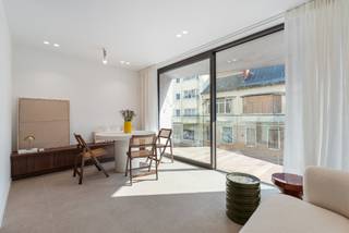 MODELAPPARTEMENT TE BEZICHTIGEN ELK WEEKEND: VRIJ-ZAT-ZO VAN &amp; 14-17U<br /><br />Nieuwbouwresidentie "Sans Souci" is gelegen in het hartje van Koksijde-Bad, in een zijstraat van de zeedijk.  Kleinschalige residentie van amper 5 appartementen. Elk appartement beschikt over 2 terrassen waarvan een ruim terras aan de voorzijde waar u kan genieten van het zijdelings zeezicht! Moderne indeling met een leefruimte met open keuken die paalt aan het terras aan de voorzijde. Verder beschikken deze appartementen over 1 of 2 slaapkamers met telkens nog een zuidwest gelegen terras!  De appartementen worden afgewerkt in samenspraak met de bouwpromotor. Op gelijkvloers bevinden zich de gemeenschappelijke fietsenstalling en een huisvuillokaal.<br /><br />Bezoek nu ons modelappartement op vrijdag, zaterdag en zondag van 14-17u of bel voor een afspraak.