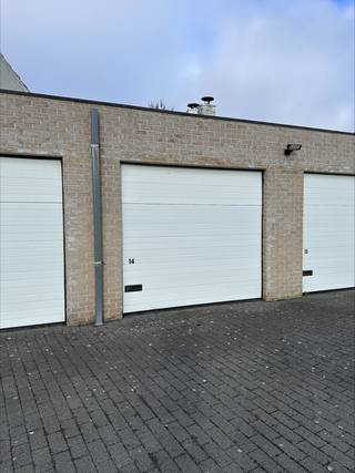 Res: FleurGelegen in de Kragendijk in Knokke bieden we deze ruime en vlot toegankelijke gesloten garagebox te huur aan. Ideaal voor wie een veilige...