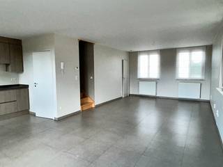 Dit stijlvol duplex appartement bevindt zich op de 1e en 2e verdieping (van op straat gezien links) in een goed gelegen, kwalitatief en traditioneel gebouwde residentie.<br />Bestaande uit een gelijkvloerse kantoorruimte, twee duplex appartementen, privatieve kelderbergingen, 4 garages en 4 parkeerplaatsen<br /><br />Hier vindt men dus het comfort van een aangenaam duplex appartement met 3 slaapkamers en een groot terras in een kleinschalige residentie.<br /><br />Het appartement heeft een bewoonbare oppervlakte van 91m².<br /><br />De indeling is als volgt:<br />Gemeenschappelijke inkomhal op het gelijkvloers. Er is geen lift aanwezig dus geen grote kosten en geen onderhoudscontracten.<br /><br />Op de eerste verdieping is er een inkomhal met gastentoilet, een zeer mooie en stijlvolle leefruimte met open keuken, zit -en eethoek. Toegang tot het terras vanuit de eethoek. Voorraadberging bij de keuken.<br /><br />Op de tweede verdieping bevinden zich 3 slaapkamers, wasplaats en badkamer met ligbad, douche, lavabomeubel en toilet.<br />Via een luik met plooitrap is de volwaardige zolder bereikbaar.<br /><br />Een afgesloten privatieve kelderberging is inbegrepen in de prijs.<br /><br />Gunstig E-peil ! Energielabel B<br />Elektrische installatie conform.<br />CV op aardgas<br /><br />De garage (27.000,- euro) en een privatieve autostaanplaats vooraan (5.000,- euro) zijn mee aan te kopen. Beide voor de combi-prijs van 30.000,- euro.