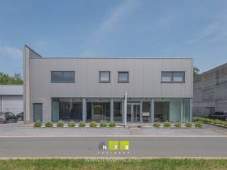 <span><strong>INSTAPKLAAR BEDRIJFSCOMPLEX MET SHOWROOM (230M²), KANTOORRUIMTE (153M²) EN BEDRIJFSHAL (441M²) TE AS<br /><br />TROEVEN<br /></strong>- Zeer gunstige ligging.<br />- Bereikbaar via inrit.<br />- Alarmsysteem.<br />- Instapklaar.<br /><strong><br />GELIJKVLOERS:<br />SHOWROOM (230,49M²)<br /></strong></span>- <span>Momenteel ingericht als sanitairshowroom, maar volledig vrij in te richten en geschikt voor diverse commerciële doeleinden.</span><br /><br /><span><strong>KANTOOR (100M²)<br /></strong>- Bureel, inbouwkasten, airco, betonvloer.<br /><br /><strong>BEDRIJFSHAL (354,20M²)<br /></strong><span>- 2 sectionaal poorten, lichtstraat, TL-verlichting, toilet, spoelbak met onderkast, betonvloer.</span><br /></span><br /><span><strong>VERDIEPING</strong> <strong>+01:<br /></strong><strong>KANTOOR (53,42M²)</strong></span><br /><span>- Bereikbaar via trap, bureel, inbouwkasten, toilet, tegelvloer.<br /><br /><b>BEDRIJFSHAL <strong>(87,50M²)<br /></strong></b>- Tussenverdieping, betonvloer.<b><br /></b></span><br /><span><strong>EXTERIEUR<br /></strong>- Parkeerplaatsen aan de voorzijde.<br />- Metalen toegangspoorten.<br />- 2 toegangen tot de hal aan de zijkant via sectionaalpoorten.<br /><br />Bekijkt u deze advertentie via een aanverwante vastgoedsite, surf dan zeker naar onze website <strong>www.N78vastgoed.be</strong> voor een uitgebreide beschrijving en foto's. <strong>Meer info: +32 (0)89 86 18 88 of info@N78vastgoed.be.</strong></span>