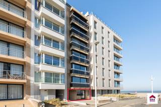 Te koop: gezellig appartement in het centrum van Koksijde, op korte wandelafstand van zee en duinen.Dit 2 slaapkamer appartement aan het Zouavenplein...