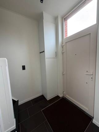 Instapklare halfopen bebouwing op toplocatie aan de stadsrand van Turnhout:<br /><br />Op zoek naar een instapklare woning die rust, natuur en een vlotte bereikbaarheid combineert? Deze charmante halfopen bebouwing aan de stadsrand van Turnhout biedt het beste van beide werelden. Je woont hier in een rustige, groene omgeving, vlak bij de stadsboerderij, het prachtige vennengebied en de Nieuwe Kaai, terwijl het stadscentrum zich op fiets- of wandelafstand bevindt. Ook de autosnelweg ligt op 10 minuten rijden.<br /><br />De woning, oorspronkelijk gebouwd in 1939, onderging in 2009 een grondige renovatie en is volledig instapklaar. Met een bewoonbare oppervlakte van 141 m² op een perceel van 315 m² biedt ze voldoende ruimte voor hedendaags wonen.<br /><br />Binnen geniet je van een lichtrijke leefruimte, een praktische keuken, drie volwaardige slaapkamers, een aparte bureauruimte, een badkamer met toilet en een apart gastentoilet. Dankzij de vele raampartijen valt er doorheen de dag veel natuurlijk licht binnen, wat zorgt voor een aangename en open woonbeleving. Daarnaast beschikt de woning over een kelder en een handige opbergzolder, waardoor er aan bergruimte geen gebrek is.<br /><br />Buiten vind je een aangename tuin met terras, ideaal om in alle rust van het buitenleven te genieten. De eigen oprit zorgt bovendien voor extra parkeergemak.<br /><br />Ook op energetisch en technisch vlak scoort deze woning uitstekend. De woning beschikt over een EPC-label B (191 kWh/m² per jaar), een conforme elektrische installatie en is volledig asbestvrij. Hierdoor kan je als nieuwe eigenaar met een gerust gevoel verder genieten van deze kwalitatieve woning.<br /><br />*grondplannen zijn illustratief<br /><br />Heb je nog vragen of kom je graag een kijkje nemen? Stuur ons een e-mail via yorick.matthys@hotmail.com