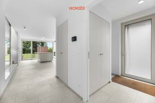 Prachtige halfopen nieuwbouwwoning in Lubbeek. Combineert hedendaags wooncomfort met een landelijke omgeving, terwijl Leuven, het industrieterrein Haasrode, AB-Inbev, IMEC, UZ Leuven,... dichtbij liggen. Via het fietsknooppuntennetwerk, dat vlak aan de woning start, bereikt u Leuven eenvoudig met de fiets. Ook de E40 is vlot bereikbaar en er bevindt zich een bushalte aan de woning. Bovendien liggen het centrum van Lubbeek en de Diestsesteenweg, met tal van winkels en grootwarenhuizen, op korte afstand. De woning werd ontworpen met oog voor ruimte, licht en energiezuinigheid. Ruime en lichtrijke leefruimte met volledig ingerichte open keuken. Dankzij de grote raampartijen geniet u van een aangenaam zicht op de tuin en een binnenpatio. Op de verdieping bevinden zich drie volwaardige slaapkamers, waarvan één met een volledig ingerichte dressing, en een comfortabele badkamer. De woning beschikt over een eigen perceel zuidgericht tuin/bos van ongeveer 2.000 m². Daarnaast beschikt elke woning over een eigen tuinhuis. Op technisch vlak is deze nieuwbouw (eerste bewoning) volledig uitgerust met alle hedendaagse comfort, waaronder zonnepanelen, vloerverwarming, een lucht-waterwarmtepomp, een ventilatiesysteem type D, een regenwaterput en een laadpaal voor elektrische voertuigen. De huurprijs bedraagt €1.850 per maand, aangevuld met een vaste kost van € 50 per maand voor de gemeenschappelijke kosten (tuin). Gedeeltelijke bemeubeling is bespreekbaar. Meer informatie: info@homies.be.