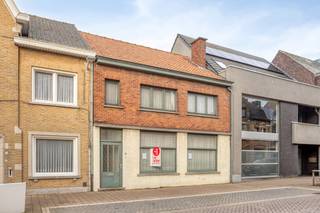 In de Casselstraat 49, pal in het centrum van Poperinge en recht tegenover de kerk, vinden we dit charmant huis te koop met enorm veel...