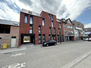 Ligging:<br />Dit ruime appartement is gelegen in het centrum van Geel. Hierdoor liggen alle faciliteiten die Geel te bieden heeft op fiets- en wandelafstand (horeca, winkels, openbaar vervoer … en voor de auto vlotte aansluiting tot belangrijke invalswegen alsook autosnelweg). <br /><br />Beschrijving:<br />Het appartement bevindt zich op de derde verdieping.<br />Er is een lift aanwezig deze biedt rechtstreekst toegang tot het appartement.<br /> <br />Deze woonst bestaat uit:<br />-Inkomhal met vestiaire<br />-Gastentoilet<br />-Ruime living met maximale lichtinval<br />-Mooie ingerichte keuken, voorzien van alle toestellen en comfort<br />-Wasplaats – berging<br />-2 slaapkamers<br />-Badkamer met inloopdouche en ligbad<br />-Gezellig en ruim terras met een prachtig uitzicht<br />-Kelderberging<br />-Garage<br /><br />Extra:<br />- Het appartement is beschikbaar vanaf 01/09/2026, maar in overleg met de huurder kan dit ook al vanaf 01/08/2026!<br />- Huurprijs: 1075 euro/maand + 75 euro/maand gemeenschappelijke kosten!<br />- In het appartement zijn er verlichtingsarmaturen aanwezig!<br />- Appartement is volledig opgeschilderd!<br />- Ruim energiezuinig appartement! <br />- Verwarming via warmtepomp met zonnepanelen!<br />- Airco en vloerverwarming + koeling aanwezig!<br /><br />Uitsluitend via onze website www.vastengoed.be kan u een bezichtiging inplannen op de vooropgestelde bezoekmomenten. Voor andere vragen kan u het kantoor bereiken op het nummer 014/72.73.74.