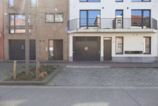 <p><span><span>Ondergrondse autostaanplaatsen, zowel afzonderlijk als in meerdere beschikbaar. Deze plaatsen bieden een veilige en beschermde omgeving voor uw voertuig(en), zodat u zich geen zorgen hoeft te maken over weersinvloeden.</span></span></p><p><span><span>De autostaanplaatsen zijn eenvoudig bereikbaar en maken deel uit van een goed onderhouden complex, wat extra gemoedsrust geeft. Ze zijn ideaal voor bewoners die hun wagen dicht bij huis willen parkeren of voor investeerders die op zoek zijn naar een stabiele en praktische belegging.</span></span></p><p><span><span>Bovendien kan je als investeerder een bruto rendement bekomen van 4,56%.</span></span></p><p><span><strong>Belangrijkste kenmerken:</strong></span></p><ul><li><span><span>Ondergrondse ligging, beschermd tegen regen, sneeuw en zon</span></span></li><li><span><span>Individueel te koop of meerdere plaatsen samen beschikbaar</span></span></li><li><span><span>Goede toegankelijkheid</span></span></li><li><span><span>Complex met gecontroleerde toegang</span></span></li><li><span><span>Geschikt voor bewoners en investeerders</span></span></li></ul><p><span><span>Neem contact op via het nummer 0494/21.39.22 voor meer informatie of een bezichtiging in te plannen. Mis deze kans niet om uw voertuig veilig te parkeren of uw investeringsportefeuille uit te breiden!</span></span></p><p><span><span> </span></span></p>