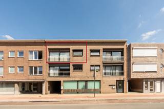 [[ DIT PAND NEEMT DEEL AAN DE ERA OPEN HUIZEN DAG OP 19/9 VAN 11:00 TOT 12:00 ]]
<p>Comfortabel appartement in Zwijndrecht, centraal gelegen aan de Pastoor Coplaan met voorzieningen binnen handbereik.</p>

<p>Dit appartement combineert een praktische indeling met een gunstige ligging in Beveren-Kruibeke-Zwijndrecht. Dankzij de centrale positie aan de Pastoor Coplaan geniet u van een vlotte verbinding naar het centrum van Zwijndrecht en omliggende gemeenten. Lokale winkels, horeca, scholen en dagelijkse voorzieningen bevinden zich in de onmiddellijke omgeving, wat het appartement bijzonder interessant maakt voor wie comfortabel en centraal wil wonen. De leefruimte en keuken vormen een aangename basis voor dagelijks wooncomfort, terwijl de twee slaapkamers extra mogelijkheden bieden voor gezinnen, koppels of thuiswerk.</p>

<p>Belangrijkste ruimtes:<br />• Living met aangename leefruimte en natuurlijke lichtinval<br />• Keuken uitgerust met vaatwasser, dampkap, koelkast, gaskookplaat en elektrische oven<br />• 2 slaapkamers met praktische indeling<br />• Badkamer met ligbad en dubbele wastafel in meubel<br />• Berging met aansluiting voor wasmachine en droogkast<br />• Apart toilet met handenwasser<br />• Garage optioneel aan te kopen voor €29.000.</p>

<p>Troeven:<br />• Centrale ligging aan de Pastoor Coplaan met winkels en horeca vlakbij<br />• Vlotte bereikbaarheid naar Zwijndrecht en omliggende gemeenten<br />• Praktisch appartement met 2 slaapkamers en garage</p>

<p>Neem vandaag nog contact op met je ERA-makelaar voor een bezoek. JOUW DROOMAPPARTEMENT. ZO GEVONDEN!</p>