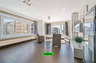 Dit instapklaar, energiezuinig hoekappartement bevindt zich op een AAA locatie te Oostende. Pal in het centrum heeft u al het nodige binnen handbereik, gaande van winkels tot openbaar vervoer. Het strand bevindt zicht pal om de hoek op nog geen minuut wandelen! <br /><br />Het hoekappartement is zeer ruim en lichtrijk. De riante leefkamer geniet een open structuur en biedt tal van ruimte. De open keuken is volledig uitgerust met de nodige apparatuur, kast-en werkruimte. Vanop het balkon geniet u een open uitzicht. <br /><br />Er zijn twee volwaardige slaapkamers aanwezig. In de badkamer is er een lavabo alsook een douche. <br /><br />In de kelderverdieping is er een privatieve berging voorzien. <br /><br />Bent u op zoek naar een tweede verblijf of vaste stek, pal aan het strand en op wandelafstand van alle voorzieningen? Aarzel dan niet en neem contact op voor meer info of een afspraak!<br /><br />