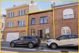 <strong>Immo Van Middelem verkoopt deze grotendeels te renoveren 2-gevelwoning van +/- 153m² met 2 slaapkamers, een terras en een tuintje op een perceel van +/- 1a17ca, gelegen op wandelafstand van het centrum van Wemmel, scholen en openbaar vervoer. </strong><br /><br />De woning beschikt over een inkomhal, wc, een gezellige woonkamer met eetplaats, een deels ingerichte keuken die toegang biedt tot een overdekt terras en een tuintje, achter de keuken bevindt zich de badkamer. Op de eerste verdieping bevinden zich twee slaapkamers en een vaste trap naar de zolder die het potentieel biedt om extra kamers te creëren.<br /><br />De indeling is als volgt:<br />- GELIJKVLOERS: inkomhal, WC, living, badkamer, keuken met toegang tot het terras en tuin;<br />- 1ste VERDIEPING: nachthal en 2 slaapkamers;<br />- ZOLDER: ruime zolder bereikbaar via vaste trap;<br />- KELDER: kelderruimte.<br /><br />Betonnen welfsels. <br />EPC: 458 kWh/m².jaar - Label E (UC: 3580609)<br />Beschikbaar bij akte.
