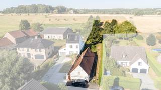 <p><strong>Te koop in Meise: renovatieproject met ruime weide</strong></p><p><br /></p><p>Deze open bebouwing in Meise vormt een unieke opportuniteit voor wie droomt van een nieuwbouwproject op een uitzonderlijk rustige en groene locatie. De bestaande woning leent zich tot sloop en heropbouw, waardoor je een nieuwe woning volledig naar eigen smaak kan realiseren, uiteraard binnen de geldende stedenbouwkundige voorschriften. De woning staat op een perceel van ongeveer 7 are en aansluitend bevindt zich een weide van maar liefst 39 are. Een bijzondere combinatie van wonen, ruimte en landelijk karakter. Ook Wolvertem, Merchtem, Londerzeel en Kapelle-op-den-Bos liggen vlakbij.</p><p><br /></p><p><strong>Mogelijkheden:</strong></p><p>• Sloop van de bestaande woning en heropbouw van een nieuwe woning</p><p>• Nieuwbouw volledig naar eigen smaak en behoeften</p><p>• Weide van 39 are, interessant voor bijvoorbeeld paarden of andere dieren</p><p><br /></p><p><strong>Troeven:</strong></p><p>• Ideaal project voor sloop en heropbouw</p><p>• Woonperceel van ongeveer 7 are met aansluitend 39 are weide</p><p>• Uitzonderlijk rustige ligging midden in het groen</p><p><br /></p><p><strong>Wens je meer informatie of een bezoek? Contacteer ERA LEUS &amp;amp; TOYE via 02/335.11.12 en plan een afspraak met Gilles Sato.</strong></p><p><strong>JOUW DROOMHUIS. ZO GEVONDEN!</strong></p>