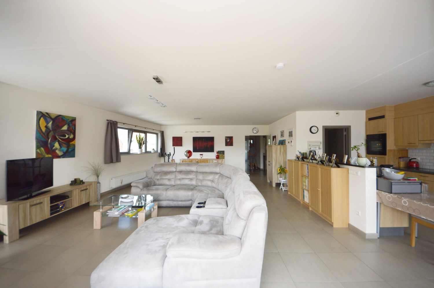 Lichtrijk en modern appartement met riant zonneterras, 2 ondergrondse staanplaatsen én kelder in hartje Ninove! - foto 4