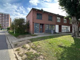 <p><span>Rustig gelegen halfopen bebouwing met 4 slaapkamers, 2 badkamers, mooie tuin met tuinhuis en opzij gelegen garagebox, dichtbij winkels, openbaar vervoer, school, park en invalswegen A12 en E19.</span></p><p><span> </span></p><p><span>Beschrijving:</span></p><p><span> </span></p><p><span>Glvl: berging /CV ruimte , inkomhal,  iets lager gelegen douchekamer, berging,  badkamer met groot ligbad, toilet, badkamermeubel met dubbele lavabo, grote leefruimte, open ingerichte  keuken, terras, mooie tuin met tuinberging en garagebox</span></p><p><span>+1: 4 slaapkamers </span></p><p><span> </span></p><p><span> </span></p><p><span>Troeven:</span></p><p><span> </span></p><p><span>+ rustige ligging</span></p><p><span>+ goede mobiliteit</span></p><p><span>+ 4 slaapkamers</span></p><p><span>+ twee badkamers</span></p><p><span>+ mooi tuin met tuinhuis</span></p><p><span>+ garagebox</span></p><p><span> </span></p><p><span> </span></p><p><span>Kom niet 'TE LAET' en maak een afspraak via info@immodelaet.be of 03/644.00.88.</span></p><p><span> </span></p><p><span> </span></p>