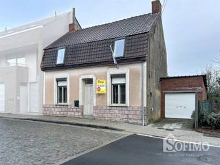 CHARMANTE, HALFOPEN WONING MET TUIN EN GARAGE TE WESTOUTER. DE WONING IS ALS VOLGT INGEDEELD: GELIJKVLOERS:INKOMHAL, APARTE KEUKEN, GEZELLIGE...