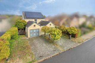 Maison individuelle prête à emménager sur un terrain de 747 m², avec jardin paysager avec piscine, abri de jardin et terrasse couverte. La maison bénéficie de beaucoup de lumière naturelle grâce aux grandes fenêtres qui donnent sur le jardin.La propriété comprend :- entrée- toilettes pour invités- espace de bureau- salon sur 2 niveaux - cuisine entièrement équipée- rangement- 2 garages intérieurs- 4 chambres- salle de bain meublée avec baignoire, douche, toilettes, meuble vasque- le sous-sol de 160 m² offre un espace pour installer la piscine, le débarras, l'espace de détente ou de travail.La maison dispose de panneaux solaires, d'une chaudière solaire, de la climatisation et d'une installation électrique conforme.La piscine est située dans le jardin clos et à l'arrière de la parcelle se trouve une maison de jardin avec une terrasse couverte.