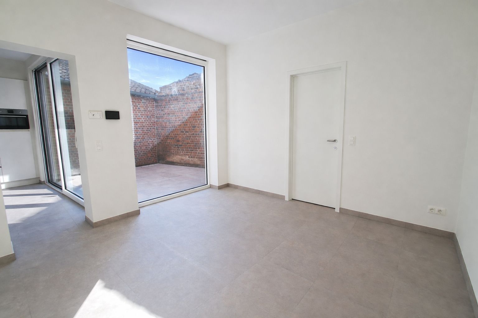 Pas gerenoveerde rijwoning met 3 ruime slaapkamers, buitenruimte (zuid/west gericht) en bergplaats in centrum Poperinge. - foto 5