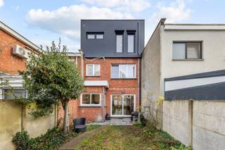 <p><strong>Instapklare en Ruime Gezinwoning met Tuin, Garage en 4 Slaapkamers</strong></p><p>Deze lichtrijke en instapklare gezinswoning biedt verrassend veel ruimte, verdeeld over drie volwaardige verdiepingen. De woning werd grotendeels vernieuwd tussen 2018 en 2025 en combineert comfort met een uitstekende ligging in een kindvriendelijke buurt.</p><p>Via de ruime inkomhal met gastentoilet betreedt u de gezellige living, met aparte zit- en eethoek. De grote raampartijen zorgen voor een aangename lichtinval en een directe verbinding met de achterliggende tuin.</p><p>Aansluitend bevindt zich de volledig ingerichte keuken. Vanuit de leefruimte heeft u toegang tot de diepe tuin met achteruitgang naar de dubbele garage.</p><p> </p><p>De woning beschikt over een bruikbare kelderverdieping, met een multifunctionele was- en opbergruimte, aparte bergkelder en kruipkelder.</p><p> </p><p>Op de eerste verdieping vindt u twee ruime slaapkamers, beide voorzien van airconditioning, een extra berging en een doucheruimte met toilet.</p><p> </p><p>De tweede verdieping werd volledig vernieuwd in 2024-2025 en is een echte troef: hier vindt u een royale masterbedroom met dressing, een extra (slaap)kamer en een stijlvolle badkamer met ligbad, douche en toilet. Deze verdieping is uitgerust met hoogrendement drielaags glas; elders is dubbele beglazing voorzien.</p><p> </p><p><strong>Ligging</strong></p><p>De woning is zeer centraal gelegen met een Mobiscore van 9,4! Scholen, winkels, sportinfrastructuur, het zwembad, de markt en zorgvoorzieningen bevinden zich op wandel- of fietsafstand. Bovendien stopt de bus vlak voor de deur en zijn belangrijke invalswegen vlot bereikbaar.</p><p> </p><p><strong>TROEVEN</strong></p><p>+ Instapklare woning met recente renovaties (2018–2025)</p><p>+ 4 volwaardige slaapkamers + dressing + extra werk-/speelruimte</p><p>+ Grote tuin met directe toegang tot dubbele garage</p><p>+ Volledig vernieuwde verdieping met badkamer en drielaags glas</p><p>+ Centrale ligging met Mobiscore 9,4</p><p>+ Airco op slaapkamers eerste verdieping</p>