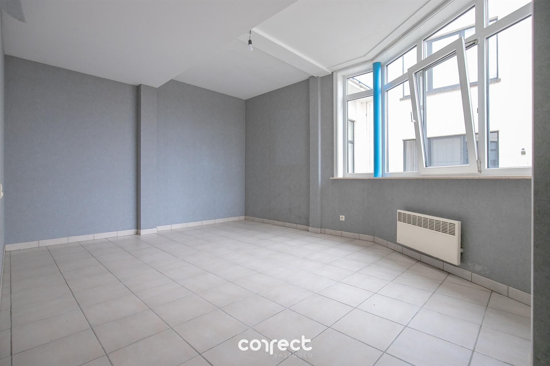 Op te frissen gelijkvloers appartement met 2 slaapkamers. - foto 5