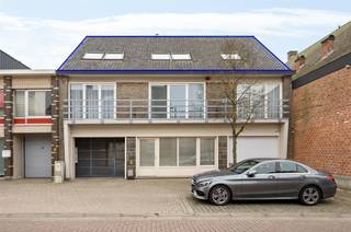 Aangenaam dakappartement met overdekte autostaanplaats, gunstig gelegen pal in het landelijke dorpscentrum van Beerzel (Putte). Dit instapklare...