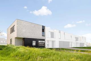 Deze energiezuinige moderne woning met een E-peil lager dan 20 (energielabel A) ligt in een rustige, kindvriendelijke woonomgeving in Meulebeke. Deze woning op lot 12 met een perceeloppervlakte van 463 m<sup>2</sup> maakt gebruik van geothermie om te verwarmen in de winter en te verkoelen in de zomer. Deze gezinswoning is reeds opgebouwd en wordt binnenin verder volgens de wensen van de koper afgewerkt en door Dumobil instapklaar opgeleverd, met aangelegde voortuin en tuin met terras en omheiningen. De woning bestaat uit een open keuken en woonkamer, een aparte wasplaats, 2 toiletten, een ingerichte badkamer met dubbele wastafel, inloopdouche én bad. Er zijn 4 slaapkamers, berging en een inpandige garage. Alles voor een optimaal wooncomfort.<br /><br />Deze all-inprijs excl. kosten omvat een volledig afgewerkte, instapklare woning met álle voorzieningen en omgevingswerken inbegrepen. De totale kostprijs inclusief wettelijke kosten waaronder registratierechten, btw, notariskosten en aansluitingskosten kan je eenvoudig bekijken op onze <u><strong>website</strong></u>: <u><strong>dumobil.be/nl/woonprojecten/projecten/meulebeke-steenstraat-kapellestraat</strong></u> En/of contacteer onze bouwadviseur Sam Borrey voor meer info: 0483/21.01.33 | sam@dumobil.be<br /> 