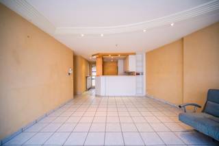 <p>Appartement in het centrum van Veurne met terras en twee slaapkamers.</p><p><br /></p><p>Dit appartement in Veurne combineert een centrale ligging met een praktische indeling en aangename leefruimtes. Gelegen in het centrum bevindt u zich op wandelafstand van winkels, horeca en dagelijkse voorzieningen. De woonkamer geniet van een mooie lichtinval en sluit aan op de keuken, wat zorgt voor een comfortabele leefomgeving. Daarnaast beschikt het appartement over twee slaapkamers, een dressing en een terras waar u buiten kan genieten.</p><p><br /></p><p>Belangrijkste ruimtes:<br />• Woonkamer met aangename lichtinval<br />• Keuken met praktische indeling<br />• Twee slaapkamers<br />• Dressing met extra opbergruimte<br />• Berging voor stockage en huishoudtoestellen<br />• Terras om buiten te ontspannen</p><p><br /></p><p>Troeven:<br />• Centrale ligging in het centrum van Veurne<br />• Twee volwaardige slaapkamers<br />• Terras en praktische bergruimte aanwezig</p><p><br /></p><p>Neem vandaag nog contact op voor meer informatie of een bezoek.</p><p><br /></p><p>AANMELDEN VIA DE ERA WEBSITE !</p><p><br /></p><p>JOUW DROOMAPPARTEMENT. ZO GEVONDEN!</p>