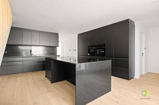 <p><span>Bent u op zoek naar een instapklaar appartement of wenst u nieuwbouw zonder de bijkomende kosten van 21% btw? Dan is dit volledig gerenoveerde duplex appartement de ideale keuze voor u. Gelegen aan de Grote Markt van Vilvoorde, is het appartement bereikbaar via de Nolet de Brauwerestraat, parallel aan de Grote Markt. Het bevindt zich op de tweede verdieping van een kleinschalig gebouw. Bij binnenkomst heeft u direct toegang tot het apart toilet en de wasplaats. Vervolgens komt u in de volledig uitgeruste keuken, voorzien van een kookeiland. Vanuit de keuken heeft u toegang tot een groot terras. Aan de voorgevel van het appartement bevinden zich twee slaapkamers en een stijlvolle badkamer. Een trap in de keuken brengt u naar de bovenverdieping, onder het dak, waar zich een royale leefruimte bevindt. De vele ramen zorgen voor een prachtige lichtinval, waardoor de ruimte bijzonder licht en luchtig aanvoelt. Vanuit de leefruimte heeft u toegang tot een tweede terras, wat dit appartement een extra gevoel van ruimte en buitenbeleving biedt. Dit duplex appartement biedt de perfecte combinatie van modern wonen met een buitenruimte op beide niveaus, en is ideaal voor wie op zoek is naar een woning met een unieke indeling in het centrum van Vilvoorde.</span><span> </span></p>