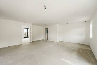 <p>Ontdek dit prachtige nieuwbouwappartement, gelegen op een steenworp afstand van alle voorzieningen: winkels, scholen, openbaar vervoer en belangrijke invalswegen.<br /><br />Gelegen op de eerste verdieping biedt dit lichtrijke appartement een bewoonbare oppervlakte van ongeveer 70 m² en een moderne woonomgeving.<br /><br />Indeling:<br /><br />* Inkomhal<br />* Mooie open en lichtrijke leefruimte<br />* 1 ruime slaapkamer<br />* Badkamer<br />* Privébalkon<br />* 1 private parkeerplaats<br /><br />Energieprestaties van de nieuwste generatie<br /><br />Het appartement werd ontworpen volgens de meest recente energienormen en beschikt onder meer over:<br /><br />* Vloerverwarming<br />* Een performante warmtepomp<br />* Uitstekende thermische en akoestische isolatie<br />* Installaties die zorgen voor een laag energieverbruik en een optimaal wooncomfort het hele jaar door<br /><br />Twee aankoopmogelijkheden volgens uw wensen:<br /><br />Instapklare uitvoering (sleutel-op-de-deur)<br /><br />Personaliseer uw toekomstige woning volledig door zelf de afwerkingen en materialen te kiezen: vloerbekleding, keuken, sanitair, wandtegels, enzovoort.<br /><br />Casco-uitvoering (gesloten ruwbouw)<br /><br />De ideale oplossing voor kopers die de afwerking zelf wensen uit te voeren en hun interieur op eigen tempo willen inrichten, met volledige controle over het budget.<br /><br />Deze eigendom vormt een uitstekende opportuniteit voor zowel starters als investeerders die op zoek zijn naar een duurzame en waardevaste investering.</p>