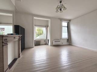 <strong>!!! PLAN NU ONLINE UW BEZOEKAFSPRAAK VIA DE WEBSITE VAN IMMOBOSS !!!</strong><br /><br />Erg goed gelegen nabij het Sint-Pieters station en op een boogscheut van centrum Gent kan u deze studio terugvinden. Eveneens rustig gelegen aan de St.-Pauluskerk.<br />Indeling, eerste verdiep (geen lift aanwezig): ruime woonkamer in plankenvloer, keuken en toiletruimte (met voorziening wasmachine en lavabo). <strong>Gemeenschappelijke badkamer met douche!!</strong><br /><br />Beschikbaar: onmiddellijk <br />Water inbegrepen in de huurprijs, elektriciteit niet.<br />EPC-label: C<br />Domicilie verplicht! <br /><br /><strong>!!! PLAN NU ONLINE UW BEZOEKAFSPRAAK VIA DE WEBSITE VAN IMMOBOSS !!!</strong>
