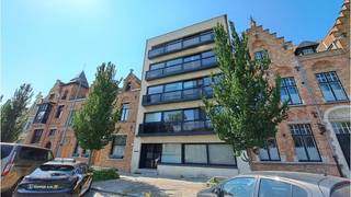 <strong>Ruim en lichtrijk 3-slaapkamerappartement</strong> met balkon perfect gelegen langs de kleine ring van <strong>Brugge</strong>, vlakbij winkels, openbaar vervoer en het centrum van Brugge en met een vlotte verbinding naar de ring. De grote raampartijen over de ganse lengte van het appartement op de 4e verdieping zorgen voor een <strong>royale lichtinval</strong> en geven de bewoners een <strong>mooi zicht op de Brugse skyline.</strong><br />+ Recent gerenoveerd!<br />+ Kwalitatieve afwerking en inrichting!<br />+ Uitstekende mobiscore 9,1 op 10!<br />+ Energielabel C!<br />+ Lift aanwezig!<br />+ Conformiteitsattest aanwezig!<br />+ Ook geschikt als vastgoedinvestering met een zeer goed verhuurpotentieel!<br /><br />Omvat een ruime inkomhal met afzonderlijk gastentoilet, ruime lichtrijke living met open ingerichte keuken, 3 slaapkamers, badkamer met inloopdouche, dubbele wastafel en voorziening wasmachine en een balkon.<br />Gvg,Wg,Gmo,Gvkr,Gvv<br />P-score=A G-score=A<br /><br />#leukwonen #brugge #vastgoedinvestering<br /><br />Bruikbare vloeroppervlakte 129 m²