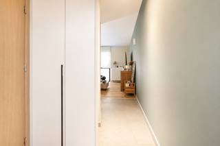 In het bruisende centrum van Beveren bevindt zich dit gelijkvloers appartement met 1 slaapkamer, een autostaanplaats en een ruime kelderberging. Dankzij de centrale ligging geniet je hier van alle voorzieningen op wandelafstand.<br /><br />Bij het betreden van het appartement kom je in de inkomhal, die toegang geeft tot de lichtrijke woonkamer met aansluitend de eetruimte en een open, volledig ingerichte keuken. Verder beschikt het appartement over 1 slaapkamer, een handige wasberging, een apart toilet en een moderne badkamer uitgerust met een lavabomeubel en douche.<br /><br />De ondergrondse autostaanplaats is vlot bereikbaar via een autolift. De autostaanplaats en ruime kelderberging dienen verplicht mee te worden aangekocht aan €25.000.<br /><br />Met een gunstig EPC-label A is dit appartement bijzonder energiezuinig. Als extra troef zijn alle ramen uitgerust met screens.<br /><br />Het appartement wordt momenteel verhuurd, wat ook meteen een aantrekkelijke opportuniteit biedt voor investeerders die op zoek zijn naar een zorgeloze opbrengsteigendom in het hart van Beveren.<br /><br />Benieuwd? Wij leiden je graag rond!