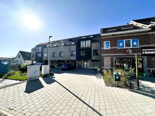  Via de inkomhal met gastentoilet en bergruimte komt u binnen in de ruime leefruimte, deze biedt toegang tot een terras.Grote ramen zorgen voor een...