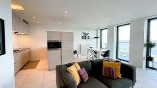 Dit modern gemeubeld appartement van ca 85 m² bevindt zich in een prachtige residentie op het Nieuw Zuid. Gelegen naast het Antwerpse Zuid, om de hoek van het Zuidpark en pal aan de oevers van de Schelde, met spectaculaire uitzichten tot gevolg.<br />Een vlotte bereikbaarheid is gegarandeerd door de nabijheid van enkele grote invalswegen.<br /><br />De leefruimte met open keuken geniet van een adembenemend Scheldezicht dankzij de grote en kamerhoge raampartijen aan de voorzijde.<br />De keuken is voorzien van alle nodige inbouwtoestellen: koelkast, inductiekookvuur, combi-oven en vaatwasser. <br />Op een eerste terras aan de voorzijde met prachtig zicht kan u alvast helemaal tot rust komen.<br /><br />De slaapkamer is gelegen aan de rustige achterzijde van het appartement en is aangenaam ruim. De ingebouwde kastenwand voorziet in voldoende opbergruimte. Een tweede kamer kan ideaal dienst doen als dressing of bureauruimte.<br />De naastgelegen badkamer is uitgerust met inloop regendouche en lavabo. Apart gastentoilet.<br />Een praktische berging met wasmachine vervolledigt het plaatje. <br /><br />Een gemeenschappelijke fietsenstalling werd voorzien.<br /><br />Gemeenschappelijke lasten: 95 Euro per maand.<br />Alle nutsvoorzieningen (Warmtenet Nieuw Zuid, elektriciteit en water) zijn privé op te nemen door de huurder.<br /><br />Beschikbaar vanaf 1 april 2026.