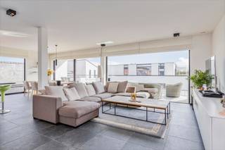 STIJLVOLLE TOPPER !!! Luxe appartement van maar liefst 154m² met 16m² terras en kelder !! Gelegen op de 1ste verdieping van een recent gebouw. Bestaande uit hal met vestiaire en apart toilet, zeer ruime leefruimte van 62m² met gezellige living en open en volledig geïnstalleerde keuken. Grote raampartijen met toegang tot het zuidgericht terras. Grote badkamer, berging/wasplaats en 3 slaapkamers. Tevens kelder inbegrepen in de prijs. Gemeenschappelijke fietsenberging. Mogelijkheid tot aankoop van 2 standplaatsen. Gebruik van topmaterialen, Energiezuinig gebouw !! Score Label A, peil E25 !