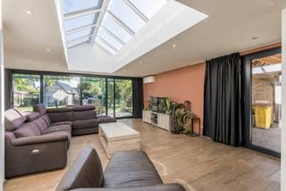 Ruime instapklare woning op een prachtig perceel van 14a60ca.<br /><br />Op zoek naar een ruime instapklare woning met prachtige tuin op een perceel van 14a60ca, dan is deze woning zeker het bekijken waard! De naastliggende doorgang biedt u tevens een weg naar achteren waar er voldoende plaats werd voorzien voor allerhande activiteiten. Ook het clubhuis met de uitgewerkte hottub is hier zeker ook een meerwaarde voor genieters!<br /><br />Indeling gelijkvloers: Inkomhal, zitkamer, eetkamer, bureau, keuken, wasplaats, badkamer en technische ruimte<br />Indeling verdieping: 4 slaapkamers, doorloopkamer en aparte kamer voorzien van spoelbak en WC<br /><br />Verder is de woning voorzien van een compacte voorraadkelder, een vaste trap naar de zolder voor opslag en aan de rechtse zijde van de woning een ruim fietshok.<br /><br />In de tuin hebben we aan de woning een gezellig terras met zicht op de ganse tuin, een serre voor de liefhebber, een poolhouse of clubhuis en een grote hottub. Naast en achter het gebouw is er voldoende ruimte voor activiteiten allerhande. Vooraan naast de woning is er nog een volledig uitgewerkte carport voorzien.<br /><br />Qua ligging zitten we hier binnen de kern van Tongerlo (Westerlo), op wandel- en fietsafstand van de winkels en met een goede verbinding naar de E313. Ook de verschillende schoolgemeenschappen zien hier zeker het vermelden waard.<br /><br />Troeven:<br />- EPC B<br />- Vloerverwarming<br />- Zonnepanelen 5.000kWp<br />- Prachtig terras met poolhouse en hottub<br /><br />Bent u geïnteresseerd en wenst u een bezoek? Bel ons op het nummer 014 58 02 08.