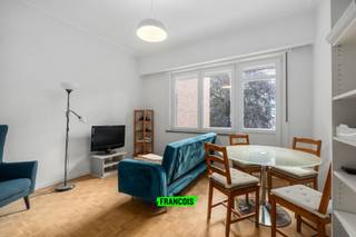 Dit prachtig appartement met één slaapkamer, gelegen in de gegeerde wijk Châtelain in Elsene, beschikt over een bewoonbare oppervlakte van 54 m² (EPC) en bevindt zich op de tweede verdieping van een verzorgd gebouw. Dankzij de centrale ligging geniet u hier van een bruisende omgeving met tal van winkels, restaurants, openbaar vervoer en andere voorzieningen op wandelafstand.<br /><br />Bij het betreden van het appartement komt u binnen in een ruime inkomhal met vestiaire, die u leidt naar de lichtrijke leefruimte met directe toegang tot een zonovergoten terras. Verder is er een aparte, uitgeruste keuken, een ruime slaapkamer en een badkamer die is ingericht met een bad en lavabo.<br /><br />Divers: Parketvloeren en dubbele beglazing in PVC raamprofielen, verwarming gebeurt op aardgas (vloerwarming), natuurlijke ventilatie aanwezig, kelderruimte aanwezig, syndicuskosten €200 per maand en omvatten onder meer vloerverwarming en water en de notarisattesten en het elektriciteitsattest zijn momenteel in aanvraag.<br /><br />Een ideale opportuniteit voor wie op zoek is naar een stijlvol appartement op een toplocatie in Elsene.<br /><br />