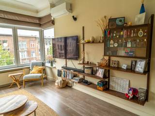 <p>Instapklaar appartement met karakter op een toplocatie in Merksem</p><p>Dit lichtrijke appartement combineert authentieke charme met een moderne afwerking en ligt op wandelafstand van het Sportpaleis, de tramhaltes van lijn 2, 3 en 6, het districtshuis, Lidl, Albert Heijn en verschillende speelpleinen. Het centrum van Antwerpen bereik je in enkele minuten met de tram.</p><p>Het appartement ligt op de tweede verdieping, wat zorgt voor veel lichtinval en een ruim gevoel. De hoge plafonds met authentieke sierlijsten geven het geheel een uitgesproken karakter.</p><p>Je komt binnen via een veiligheidsdeur in de inkomhal. Rechts bevindt zich de ruime, lichte leefruimte, afgescheiden van de gang door een deur. Vanuit de leefruimte loop je door naar de volledig uitgeruste keuken, die uitgeeft op het terras: ideaal voor een ontbijt in de zon of een glas na het werk.</p><p>Vanuit de inkomhal bereik je het aparte toilet, de badkamer en de berging. De badkamer werd in 2026 volledig gerenoveerd en is stijlvol afgewerkt met groene tegels, een inloopdouche en goudkleurige accenten. De berging heeft aansluitingen voor een wasmachine en droogkast en een wandophangsysteem.</p><p>Beide slaapkamers liggen aan de achterkant van het gebouw, weg van het straatlawaai. De eerste slaapkamer is iets compacter, maar biedt perfect plaats voor een dubbel bed en kasten. De master bedroom ligt helemaal achteraan en is bijzonder ruim. In de gang net buiten de master is plaats voor een grote kleerkast.</p><p>De leefruimte en de master bedroom zijn uitgerust met airco. Beide toestellen werden in de afgelopen twee jaar vernieuwd en zijn steeds netjes onderhouden.</p><p>Een ruime kelder zorgt voor extra bergruimte voor fietsen, seizoensspullen en alles wat je niet dagelijks nodig hebt.</p><p>Kortom: een instapklaar appartement met karakter, veel licht, een vernieuwde badkamer en volop bergruimte, op een locatie waar je alles te voet kan doen. Ideaal voor starters, koppels of als investering.</p>