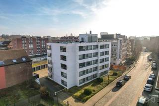 <p>Ben je op zoek naar een comfortabele en instapklare studentenstudio in Leuven? Dan is deze studio precies wat je zoekt. Gelegen op de vierde verdieping aan de achterzijde van het gebouw, geniet je van maximale rust en privacy met minimale passage van andere studenten.<br /><br />De residentie werd volledig gerenoveerd in 2017 en bevindt zich aan de rustige zijde van de Kapucijnenvoer, terwijl campussen, winkels, openbaar vervoer en ontspanningsmogelijkheden zich allemaal op wandel- of fietsafstand bevinden. Dankzij de bushalte om de hoek en de overdekte fietsenstalling is pendelen of verplaatsen bovendien erg eenvoudig.<br /><br />De studio zelf is slim en efficiënt ingedeeld, zodat je alle nodige comfort binnen handbereik hebt. Er is een ingebouwd inklapbed, een volledig uitgeruste keuken en een aparte badkamer met douche, lavabo en wc. Dankzij deze doordachte inrichting kan je hier aangenaam wonen en studeren zonder ruimteverlies.<br /><br />De studio wordt gemeubeld verhuurd, waardoor je meteen zorgeloos kan intrekken. Kortom, deze studio combineert een rustige ligging met een praktische inrichting en een ideale bereikbaarheid in hartje Leuven.<br /><br />Interesse? Neem snel contact op voor meer informatie of een bezoek ter plaatse.</p>