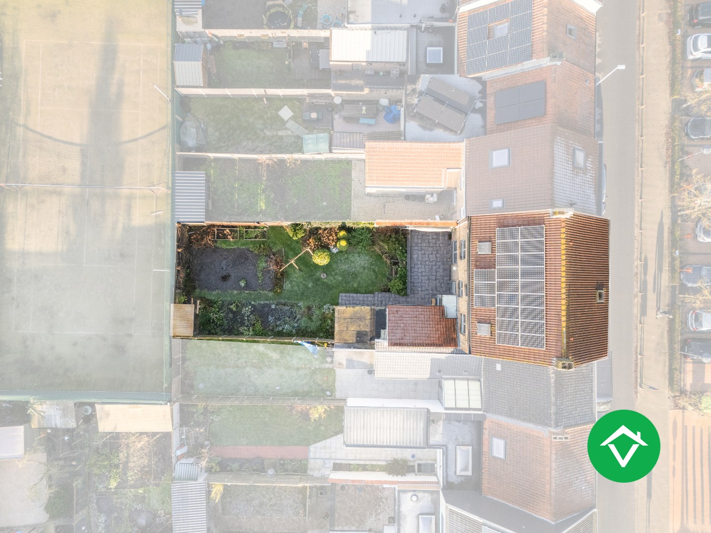 Ruim herenhuis met 4 slaapkamers en aparte garagebox in centrum Gistel - foto 2