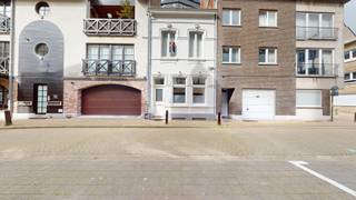 Gelegen in het hart van Heist-aan-Zee, nabij het Heldenplein, het strand en de kusttram, vindt u deze unieke woning uit 1954. Een zeldzame, karaktervolle en authentiek gerenoveerde woning met oog voor detail: prachtige gevel, originele trappenhal en houten vloeren.<br /><br />De woning beschikt over 4 slaapkamers (18, 18, 15 en 13 m² – samen 64 m²), een lichtrijke eetplaats en living (32 m²) met openende raampartijen, en een stijlvolle keuken (FRAKO) met stenen werkblad en SMEG-toestellen.<br /><br />Er zijn 2 badkamers (waarvan één en-suite), lavabo’s op de kamers, en een toilet op elke verdieping. Daarnaast is de woning volledig onderkelderd (26 m²) met wasplaats en bergruimte.<br />Buiten geniet u van een aangenaam terras (12 m²) en een aparte buitenberging.<br /><br />Instapklaar en onmiddellijk beschikbaar.<br />Optioneel: garagebox aan de overzijde.