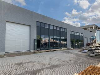 Nieuwbouw bedrijfsgebouw te huur met een oppervlakte van 1.101 m² bestaande uit 673 m² opslagruimte in combinatie met 214 m² showroom en 214...