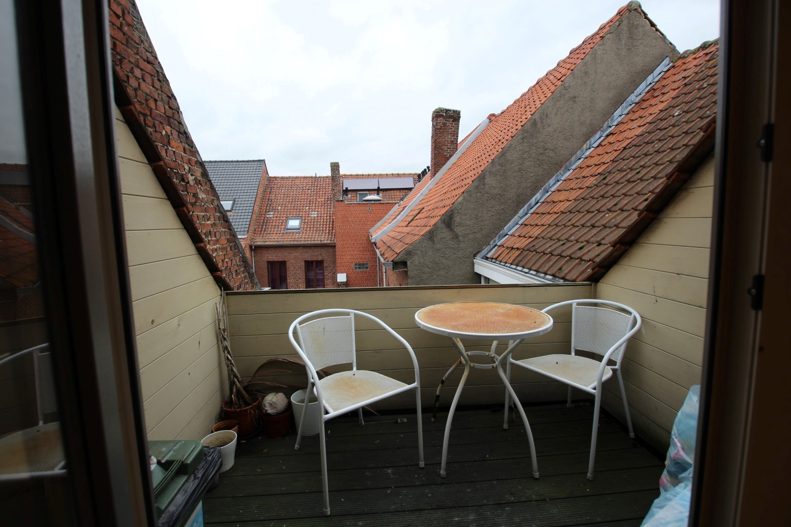 OPBRENGSTEIGENDOM BESTAANDE UIT HANDELSGELIJKVLOERS EN 2 APPARTEMENTEN - foto 2