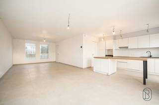 Te Koop: nieuwbouwwoning met 3 slpk, tuin, garage en prachtig uitzicht.<br /><br />Op een mooie, rustige locatie op Tiegemberg ontdek je deze instapklare nieuwbouwwoning, met open uitzicht en aparte garage. <br />De woning combineert een kwalitatieve afwerking met energiezuinige technieken. Mogelijkheid aankoop verlaagd btw-tarief van 6% (onder voorwaarden).<br /><br />Wat maakt deze woning uniek?<br />INDELING: gelijkvloers: inkomhal, toilet, ruime lichtrijke leefruimte met open volledig ingerichte keuken met zicht op de tuin, praktische berging/wasplaats. <br />De bovenverdieping telt 3 slaapkamers, badkamer en een extra afzonderlijk toilet. <br /><br />De woning beschikt over vloerverwarming en een warmtepompinstallatie.<br /><br />Voor wie is dit ideaal?<br />Perfect voor gezinnen of koppels die willen wonen op een rustige, groene locatie met open uitzichten en tegelijk willen genieten van modern wooncomfort en energiezuinigheid.<br /><br />Te koop via Immo Beguin, jouw vastgoedexpert sinds 2009, met kantoren in Ronse, Waregem, Kortrijk, Deinze, Doornik en Lessines.<br /><br />Bezoek na afspraak: arne@immobeguin.be