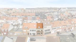 <p><span>In de Golfstraat te Bredene, op een uitstekende en centrale ligging, bevindt zich deze ruime rijwoning met vijf slaapkamers. De woning ligt op wandelafstand van winkels, openbaar vervoer en het strand, wat zorgt voor een bijzonder comfortabele en gegeerde woonomgeving.</span></p><p><span>Indeling &amp; huidige toestand</span></p><p><span>De woning is momenteel ingericht als tweewoonst, met twee keukens, twee badkamers en gescheiden woonmogelijkheden, wat tal van perspectieven biedt! Regularisatie of aanpassing kan nodig zijn, afhankelijk van het beoogde gebruik.</span></p><p><span>Via de inkomhal betreden we de woning. Vooraan bevindt zich de lichtrijke woonkamer. Verder zijn er op het gelijkvloers twee slaapkamers, een keuken, badkamer, apart toilet, berging en een grote veranda met koer.</span></p><p><span>Op de eerste verdieping bevinden zich een nachthal, twee ruime slaapkamers, een tweede keuken, een tweede badkamer en een ruim terras.</span></p><p><span>De tweede verdieping omvat nog twee slaapkamers, een nachthal en extra bergruimte.</span></p><p><span>Renovatie &amp; potentieel</span></p><p><span>De woning is toe aan renovatie en opfrissing, maar biedt hierdoor een uitstekende basis om volledig naar eigen smaak te vernieuwen. De bestaande tweewoonst-indeling biedt flexibiliteit voor verschillende woon- of investeringsformules (mits de nodige vergunningen).</span></p><p><span>Troeven</span></p><p><span>·Centrale ligging nabij winkels, openbaar vervoer en strand</span></p><p><span>·Momenteel ingericht als tweewoonst</span></p><p><span>·2 keukens en 2 badkamers</span></p><p><span>·5 slaapkamers</span></p><p><span>Een ruime woning met veel mogelijkheden op een toplocatie aan de kust.</span></p><p><span> </span></p><p><span><br /><br /></span></p>