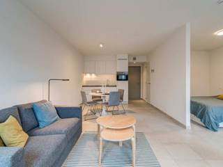 <p>Quares - TREVI Groep presenteert :<br /><br />Gezellig nieuwbouw appartement met 1 slaapkamers en terras met zicht op het park!<br /><br />Het appartement bevindt zich op de derde verdieping van dit nieuwbouwcomplex via de lift en/of trap. U komt binnen via de leefruimte met open keuken. Deze beschikt over zeer veel lichtinval dankzij de grote raampartijen. De keuken biedt alle comfort, namelijk: ijskast met diepvriesvak, vaatwasser, combi-oven en een keramisch kookvuur. Naast de keuken is er een berging met aansluiting voor wasmachine en droogkast. Het terras heeft zicht op het park. De slaapkamer is gescheiden van de leefruimte met een muur. De badkamer is voorzien van een douche, een lavabomeubel en een toilet. <br />Het appartement is gebouwd volgens de BEN principes (Bijna EnergieNeutraal), dit wil zeggen dat het appartement zeer weinig energie verbruikt voor verwarming, ventilatie, koeling en warm water. Hierdoor heeft u een lage energiefactuur.<br /><br />Er is een mogelijkheid om een parking te huren aan 100 euro/maand.<br />De provisie voor de gemeenschappelijke kosten bedraagt €95/maand.<br />Huurwaarborg: 3 maanden huur<br />Minimum duur huurovereenkomst: 3 jaar<br />Dit appartement kan door een vennootschap gehuurd worden.</p>