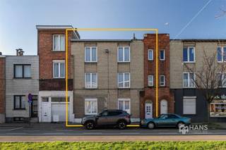 <p><span>Te renoveren woning (199 m²) met 4 slaapkamers, 3 badkamers en terras (7 m²) in Deurne.</span></p><p><span> </span></p><p><span>Op een centrale en vlot bereikbare locatie, met openbaar vervoer, lokale winkels en scholen op wandelafstand, treffen we deze woning met bijzonder veel potentieel. Met de wagen bereik je de snelweg in slechts enkele minuten, terwijl je ook eenvoudig gebruik kan maken van het velo-deelsysteem — ideaal voor wie graag flexibel onderweg is.</span></p><p><span>Het pand beschikt over een solide basisconstructie en een praktische indeling, wat tal van mogelijkheden biedt na renovatie. Bovendien is de woning volledig onderkelderd, wat zorgt voor extra ruimte en toekomstpotentieel.</span></p><p><span>De woning is opgebouwd uit drie verdiepingen, die elk een gelijkaardige indeling hebben. Op het gelijkvloers bevinden zich, naast de traphal, twee aan elkaar grenzende ruimtes van 13 m² en 19 m², ingericht als eet- en woonkamer. Achteraan vind je een aparte keuken van 7 m² en een badkamer van 3 m².</span></p><p><span>De twee bovenliggende verdiepingen zijn nagenoeg identiek opgebouwd, met telkens twee kamers van 13 m² en 19 m² en een badkamer van 3 m². Op de eerste verdieping is er vanuit de badkamer bovendien toegang tot een overdekte buitenruimte van 7 m², die extra mogelijkheden biedt.</span></p><p><span>Ben jij op zoek naar een woning die je volledig naar eigen smaak kan renoveren en omvormen tot jouw ideale thuis? Mis deze kans niet!</span></p><p><span>Bewoonbare opp. 199 m² ref.: bruto vloeropp. EPC. Voor meer info of een gratis schatting surf naar www.hansimmo.be</span></p><p><span> </span></p>