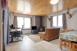 Op een uiterst rustige ligging in de straat Verboekt te Laakdal is het recreatiedomein van het Kasteel van Meerlaer terug te vinden waarop deze vakantiewoning is gelegen. Door de nabijheid van de E313 heeft de woning een zeer goede bereikbaarheid en verbinding naar de omliggende steden en gemeenten. Verder bevinden andere faciliteiten zoals scholen, openbaar vervoer of ontspanning zich op korte afstand.<br /><br />Beschrijving:<br />We betreden de woning via de achteringang die is voorzien van een vestiaireruimte. Aansluitend bereiken we de goed uitgeruste keuken met aanpalend een eet- en leefruimte met een gezellige pelletkachel. Achterliggend bevindt zich een ruime slaapkamer met airco, een berging met de nodige aansluitingen voor wasmachine en droogkast alsook de badkamer uitgerust met een douche, een toilet en een wastafel.<br /><br />De zolderverdieping is te bereiken met een houten trap en biedt de mogelijkheid om een extra slaapkamer in te richten of te benutten als stockageruimte.<br /><br />De onderhoudsvriendelijke tuin en het overdekte terras vormen een heerlijke buitenruimte waar u in alle rust en privacy kunt ontspannen. De tuinberging zorgt dan weer voor de nodige opslagruimte.<br /><br />Bijzonderheden:<br />- 8 zonnepanelen van 545 Wp/paneel<br />- Victron off-grid inverter<br />- 2 thuisbatterijen van elks 5 kWh<br />- Geen domicilie mogelijk<br /><br />Voor meer informatie of een bezoek, neem contact met ons op via info@vastengoed.be of bel naar 014/72 73 74.<br /><br />Wenst u een gratis schatting van uw eigendom? Neem contact met ons op via 014/72 73 74.