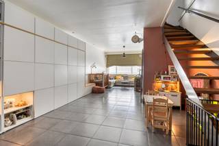 <p>Derrière cette façade soignée se cache une maison familiale étonnamment spacieuse, lumineuse, mais surtout contemporaine, où confort, qualité et fonctionnalité vont de pair. La maison a été entièrement rénovée au fil des ans et est prête à être emménagée, avec un agencement bien pensé et des finitions de qualité.</p><p>Au rez-de-chaussée, le vaste espace de vie, associé à la cuisine ouverte moderne et élégante, constitue le cœur de la maison. L'îlot central, les nombreux rangements et la grande verrière créent une ambiance agréable et ouverte, baignée de lumière naturelle. Derrière la cuisine se trouvent une arrière-cuisine pratique, un garage spacieux (accès par l’arrière) et des toilettes séparées pour les invités.</p><p>Le premier étage offre une spacieuse chambre parentale, suivie d’un dressing entièrement aménagé et d’une élégante salle de bains luxueuse, équipée d’une baignoire, d’une douche à l’italienne, d’un meuble-lavabo double et de toilettes.</p><p>Le deuxième étage dispose de deux pièces à part entière qui peuvent parfaitement servir de chambre d’enfant, de bureau, de salle de loisirs ou de chambre d’amis.</p><p>Sur le plan technique également, cette maison obtient d’excellents résultats. Elle dispose ainsi d’une installation électrique conforme et d’un label EPC C (243 kWh/m²/an), ce qui signifie qu’aucune obligation de rénovation ne s’applique.</p><p>La maison est située au cœur de Hemiksem, à proximité immédiate des commerces, des écoles, des transports en commun et des principaux axes routiers. Vous bénéficiez ainsi d’une excellente accessibilité à pied, tandis que toutes les commodités quotidiennes sont à portée de main.</p><p>Renseignements urbanistiques sur demande. Toutes les informations sont fournies sous réserve d'erreurs et de modifications. Les surfaces sont données à titre indicatif.<br /> </p>
