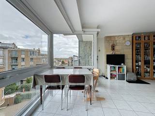 Ontdek dit charmante appartement, ideaal gelegen in het hart van Koksijde, op slechts enkele stappen van het strand. Geniet van de zon op het ruime terras aan de achterzijde of van een rustig moment op het terras vooraan. Indeling: inkomhal, living met eetkamer, keuken, toilet, badkamer en twee slaapkamers. Mogelijkheid tot aankoop garage in de residentie (nr 5: 40.000 euro). Ref. Islandia 0301