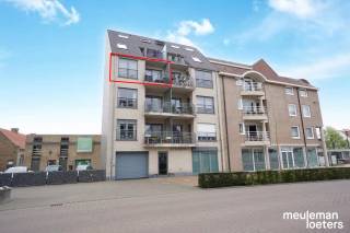 Residentie "het stil genot" is zeer recent en geniet van een uiterst centrale ligging te Oostkamp.<br /><br />Het appartement op de derde verdieping bestaat uit een inkom, een living met aansluitend een zuidgericht terras, een volledig ingerichte keuken (voorzien van dubbele spoelbak, vaatwas, keramische kookplaat, dampkap, koelkast, oven en microgolf), een wasplaats, twee slaapkamers, badkamer met dubbele lavabo en ligbad met douchemogelijkheid, een gemeenschappelijke fietsenberging.<br /><br />In het gebouw is een lift aanwezig. <br /><br />Verschillende winkels en diensten zijn op wandelafstand gelegen, alsook openbaar vervoer. Er is een zeer vlotte toegang tot verbindingswegen (E40). <br /><br />Maandelijkse provisie voor gemeenschappelijke lasten bedraagt 65,00€. <br /><br />Troeven: Centrale ligging| 2 slaapkamers| Recent |<br /><br />