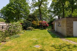 <span>Op een gegeerde locatie in Sint-Kruis wordt deze halfopen woning te koop aangeboden, met 3 slaapkamers, aparte garage en een prachtige zongerichte tuin (perceel van 693 m²).</span><br /><br /><span>Het gelijkvloers bestaat uit een praktsiche inkomhal met ingemaakte kasten en apart toilet, een lichtrijke leefruimte en een te renoveren keuken met zicht op de heerlijke tuin. De eerste verdieping biedt 3 slaapkamers en een praktische badkamer (ligbad, toilet en wastafel). Bovendien is er nog een ruime zolder aanwezig, bereikbaar via een valtrap in de gang. Naast de woning is er een grote oprit met aparte garage, wasruimte en een tuinberging.</span><br /><br /><span>De woning bevindt zich in een residentiële en kindvriendelijke buurt te Sint-Kruis, vlakbij alle voorzieningen en middenin een groenrijke omgeving (Paalbos, Ryckeveldebos en Gemene Weidebeek op een boogscheut).</span><br /><br /><span>Dit renovatiepand (huidig EPC F) met typische jaren-70 elementen kan omgetoverd worden tot de perfecte gezinswoning. Alle voorzieningen zijn aanwezig, waardoor het eventueel mogelijk is om de woning onmiddellijk te betrekken en in fasen te renoveren.</span><br /><br /><span>Aarzel niet om deze buitenkans te bezichtigen en contacteer Els van Immo de Stoute!</span>